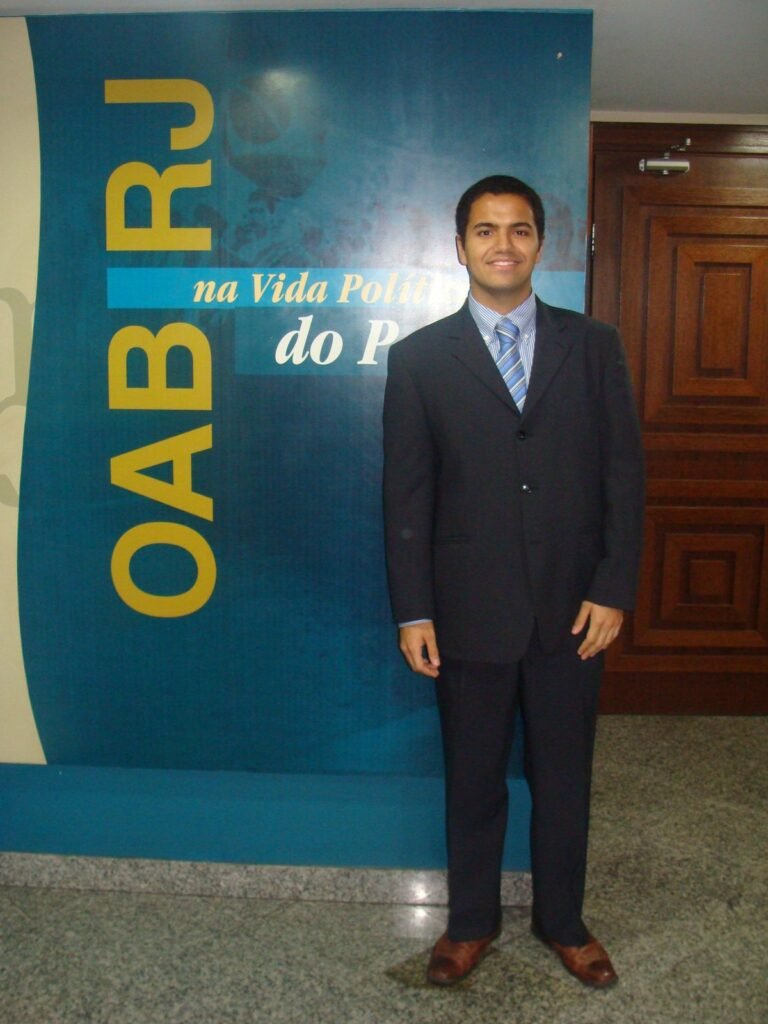 Arthur Trojan na sede da OABRJ quando pegou sua carteira em maio de 2010