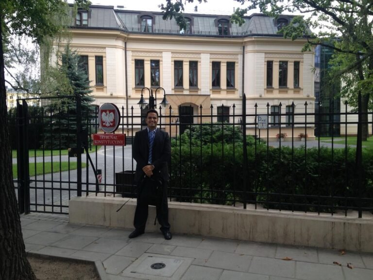 Dr. Arthur Trojan, durante curso que fez em Varsóvia, no ano de 2014, em frente ao Tribunal Constitucional Polonês.